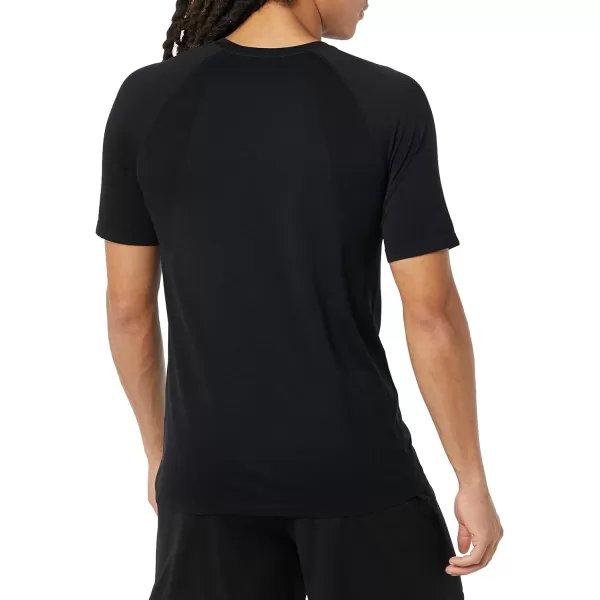 Amazon Essentials Mens Active Seamless SlimFit ShortSleeve TShirtBlack