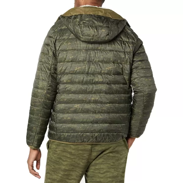 Amazon Essentials Mens Lightweight WaterResistant Packable Hooded Puffer JacketGreen Camo