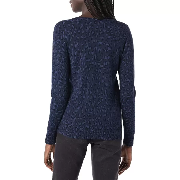 Amazon Essentials Womens ClassicFit Lightweight LongSleeve VNeck Sweater Available in Plus SizeBlack Navy Cheetah