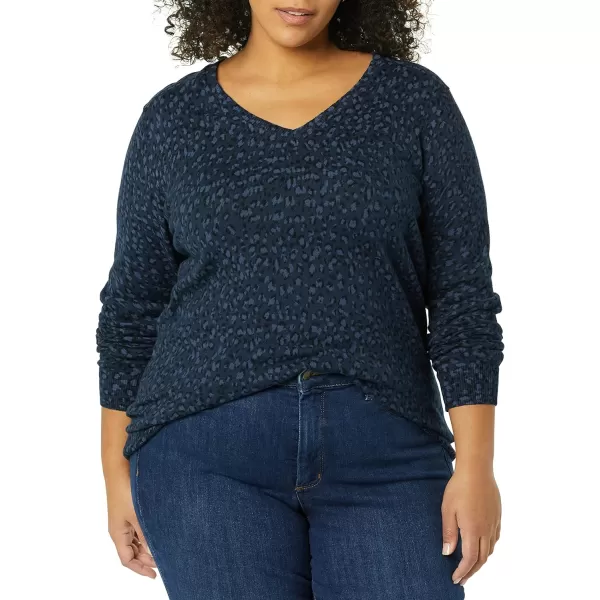 Amazon Essentials Womens ClassicFit Lightweight LongSleeve VNeck Sweater Available in Plus SizeBlack Navy Cheetah