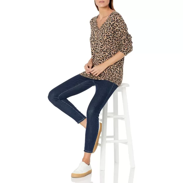 Amazon Essentials Womens ClassicFit Lightweight LongSleeve VNeck Sweater Available in Plus SizeCamel Cheetah