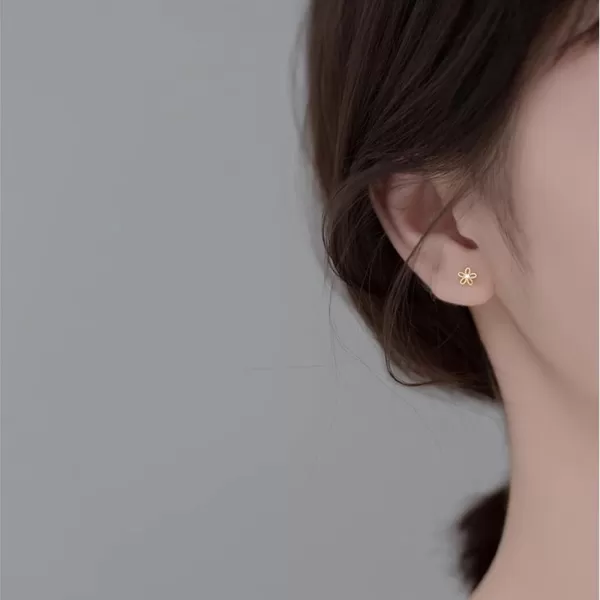 18G Daisy Flower Stud Cartilage Earrings for Women Girls 925 Sterling Silver CZ Tiny Cute Floral 3mm Ball Barbell Screw Back Studs Sleeper Tragus Post Hypoallergenic Piercing Body Jewelry GiftsGold