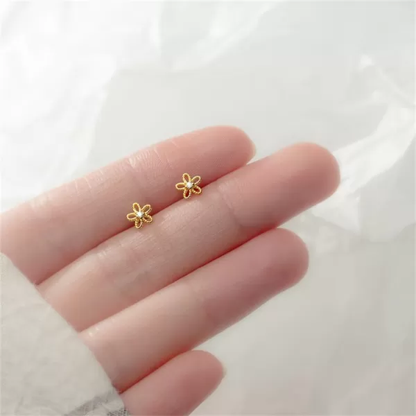 18G Daisy Flower Stud Cartilage Earrings for Women Girls 925 Sterling Silver CZ Tiny Cute Floral 3mm Ball Barbell Screw Back Studs Sleeper Tragus Post Hypoallergenic Piercing Body Jewelry GiftsGold