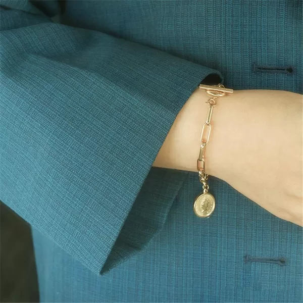Fashion Link Charm Coin Bracelet for Women Stainless Steel Asymmetrical Toggle Chain Queen Elizabeth Goddess Worship Celebrity Medallion Keepsake Dainty Jewelry 14k Gold Plated
