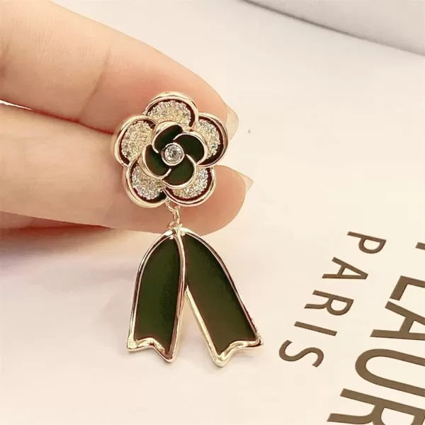 Rhinestone Camellia Flower Brooch Pin for Women Girls Gold Plated Dainty Cute Enamel Blossom Ribbon Lapel Pins Elegant Wedding Birthday Anniversary Jewelry Gift SouvenirBlack
