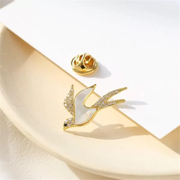 Crystal Swallow Bird Brooch Pin for Women Girls Fashion Gold Tone Imitation Shell Cute Animal Lapel Pin Scarf Clip Necktie Dress Accessories Dekoration Jewelry Dainty Gift for Daughter DadCrystal Swallow Bird Brooch Pin for Women Girls Fashion Gold Tone Imitation Shell Cute Animal Lapel Pin Scarf Clip Necktie Dress Accessories Dekoration Jewelry Dainty Gift for Daughter Dad