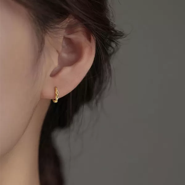 Tiny Chain Cartilage Small Hoop Earrings 925 Sterling Silver for Women Girls Minimalist Dainty Huggie Sleeper Hoops Inner 75mm Hypoallergenic Fashion Fake 20G Body Piercing JewelryGold