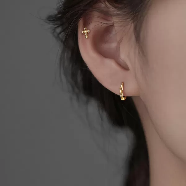 Tiny Chain Cartilage Small Hoop Earrings 925 Sterling Silver for Women Girls Minimalist Dainty Huggie Sleeper Hoops Inner 75mm Hypoallergenic Fashion Fake 20G Body Piercing JewelryGold