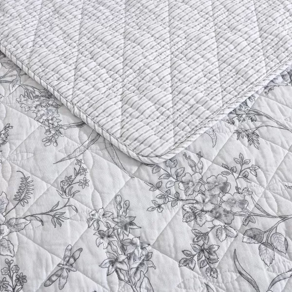 Laura Ashley Home - Queen Quilt Set, Cotton Reversible Bedding with Matching Shams, Lightweight Home Decor Ideal for All Seasons 
