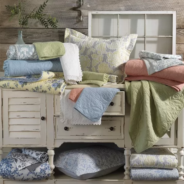 Laura Ashley Home - Queen Quilt Set, Cotton Reversible Bedding with Matching Shams, Lightweight Home Decor Ideal for All Seasons 
