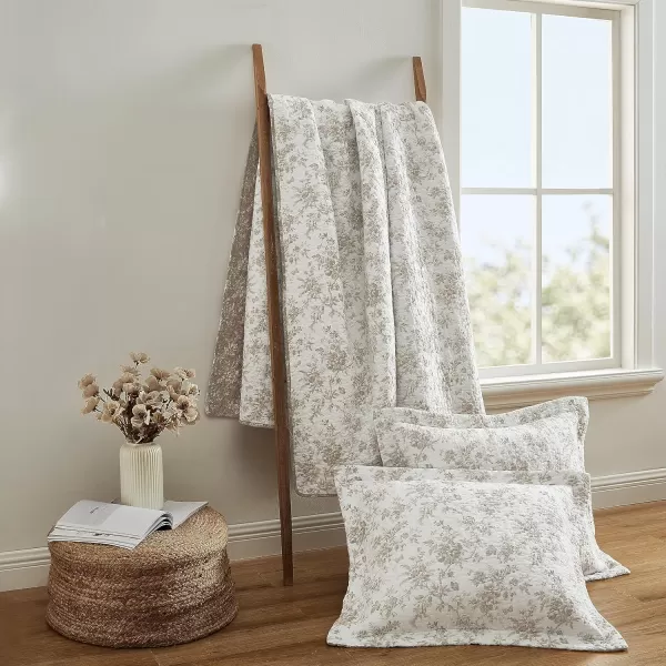 Laura Ashley Home - Queen Quilt Set, Reversible Floral Cotton Bedding with Matching Shams, Home Decor for All Seasons 