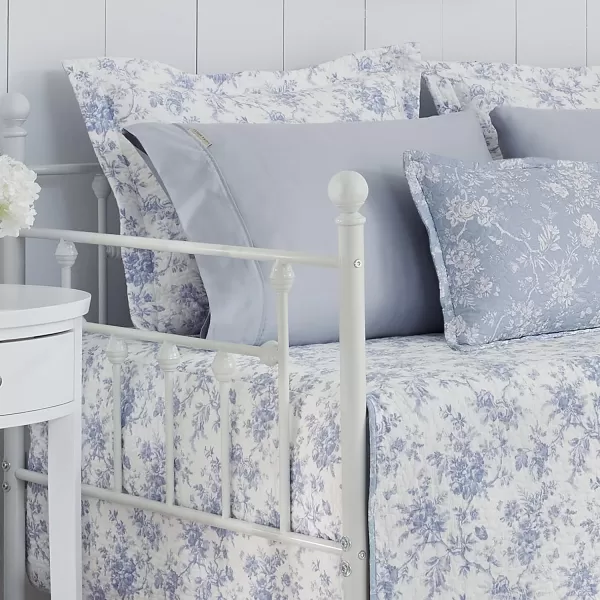 Laura Ashley Home - Queen Quilt Set, Reversible Floral Cotton Bedding with Matching Shams, Home Decor for All Seasons 