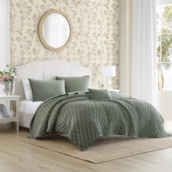 Laura Ashley - Twin Quilt Set, Solid Velvet Reversible Bedding, All Season Home Decor with Sham &amp; Bonus Pillow Cover 